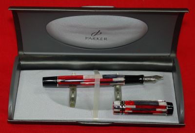 Ручка перьевая подарочная из акриловой смолы фирмы "PARKER Duofold " с золотым пером 750 пробы